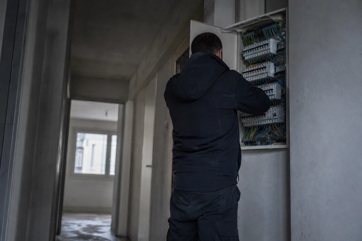Électricien à Lorient : choisir le bon pro selon le bâti