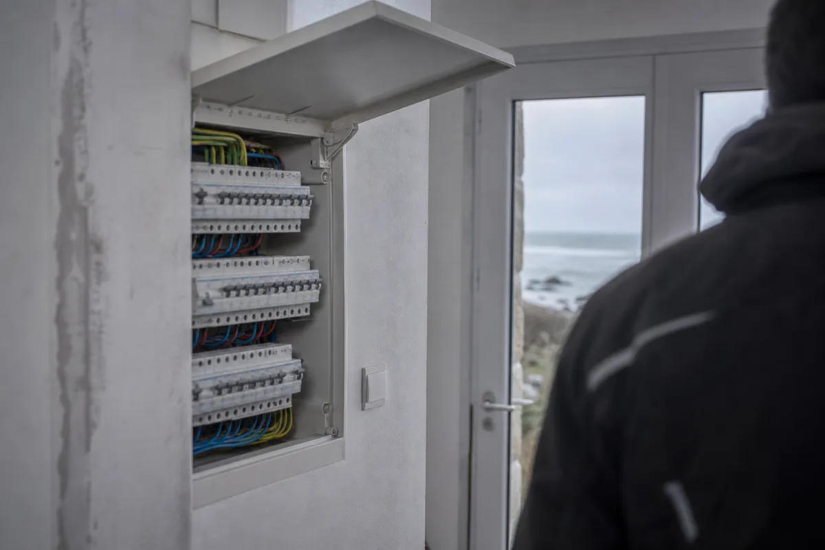 Électricien à Quiberon : dépannage, délais et tarifs 2026