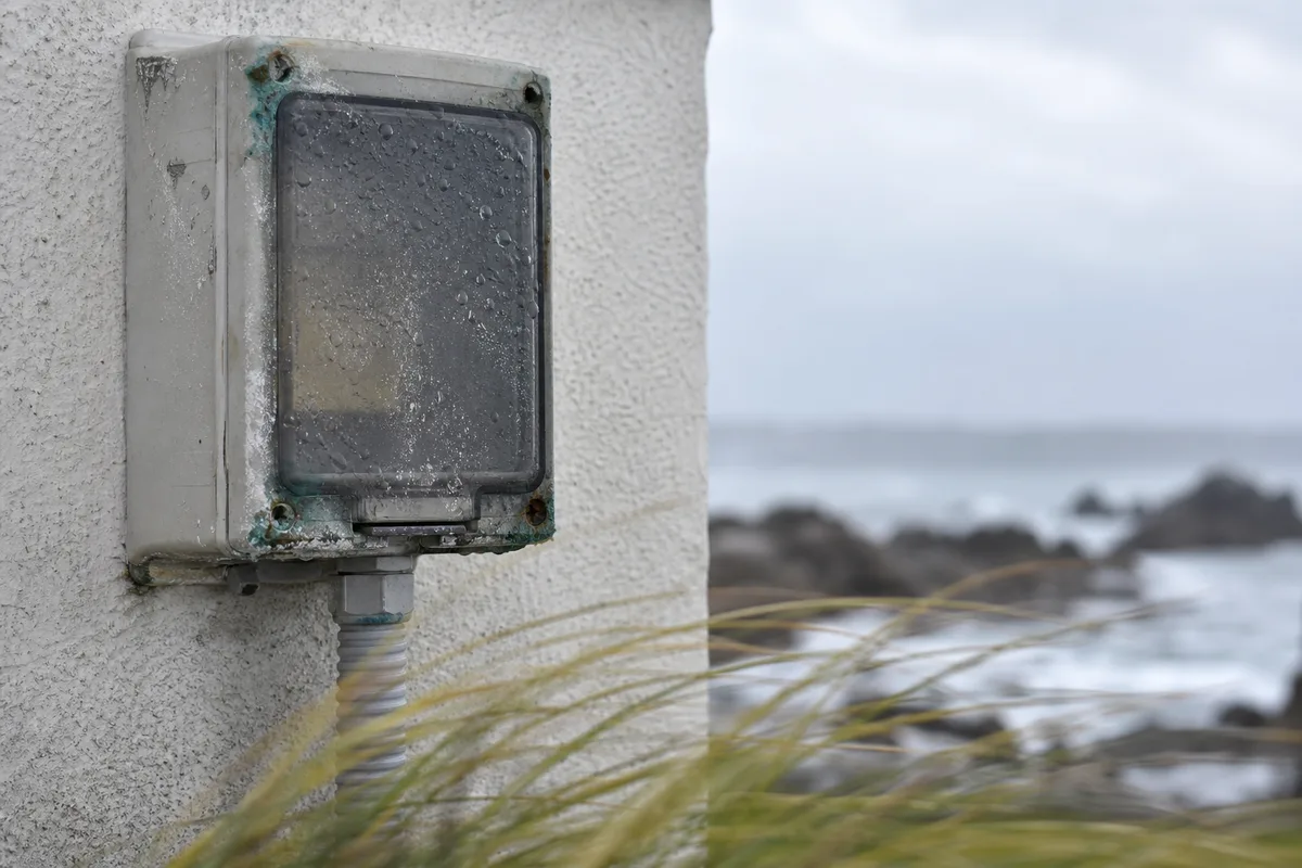 Coffret électrique extérieur marqué par les embruns sur une façade du littoral morbihannais
